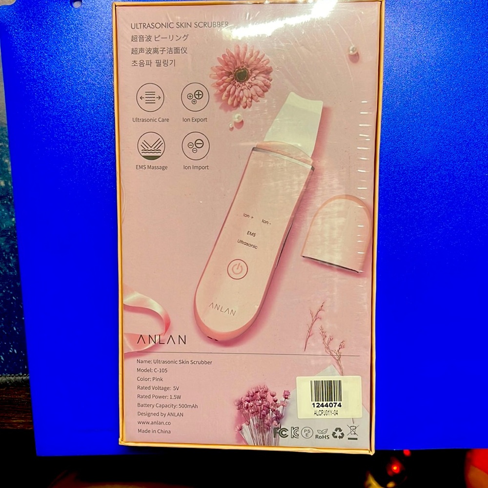 Ultrasonic skin scruber